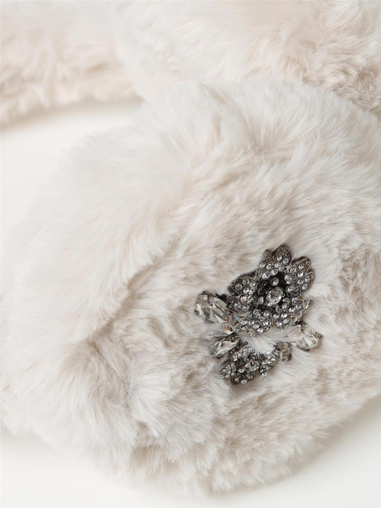 로저비비에 FW24 Roger Vivier faux fur hat with rhinestone flower REWAC670100J79 B008 Cream