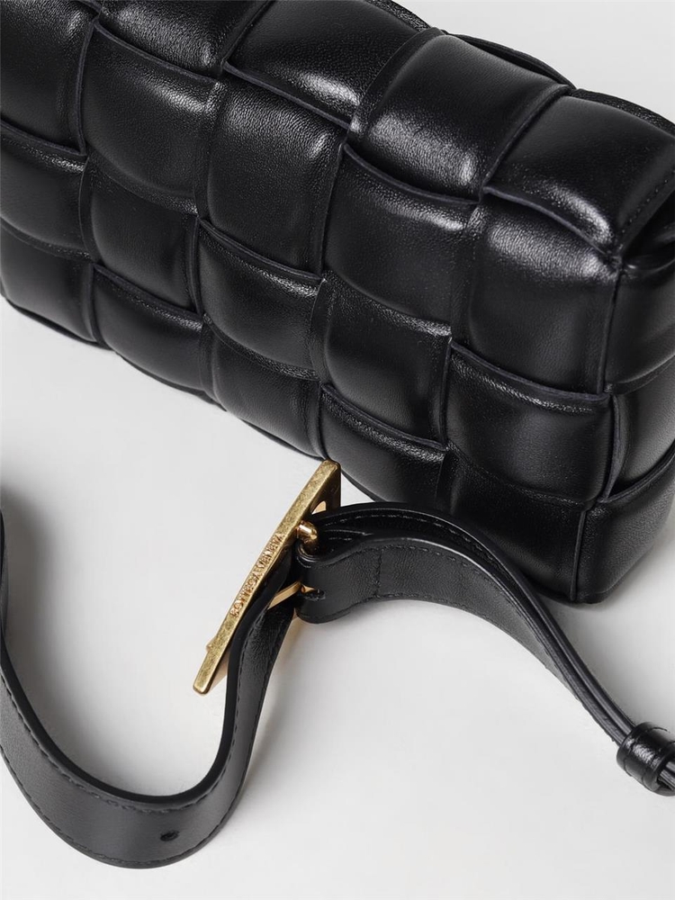 보테가베네타 FW23 Bottega Veneta Padded Cassette Bag in Woven Leather 717506VCQR1 8425 Black