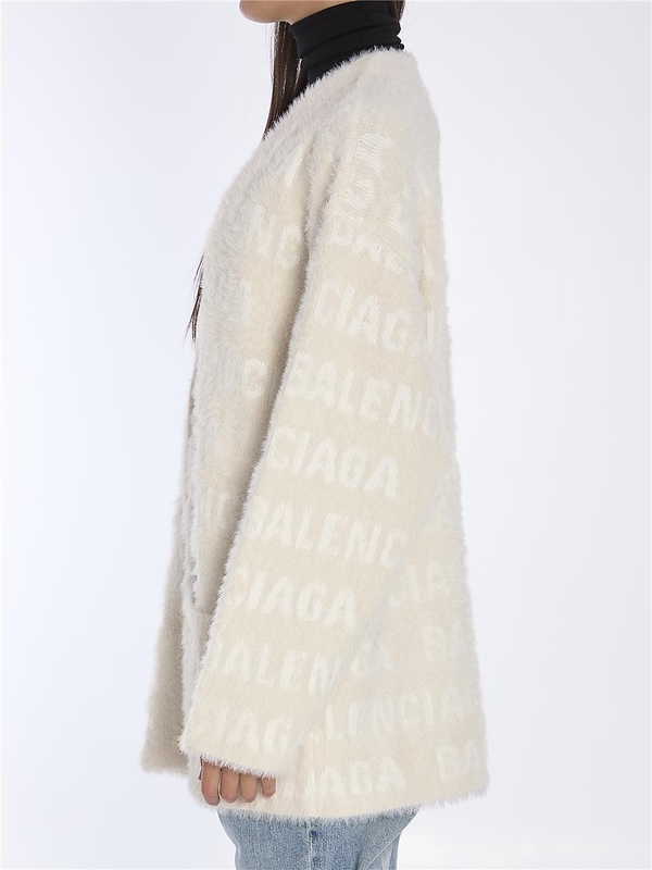 발렌시아가 FW24 Allover Furry cardigan 769146_T6230_9002 IVORY