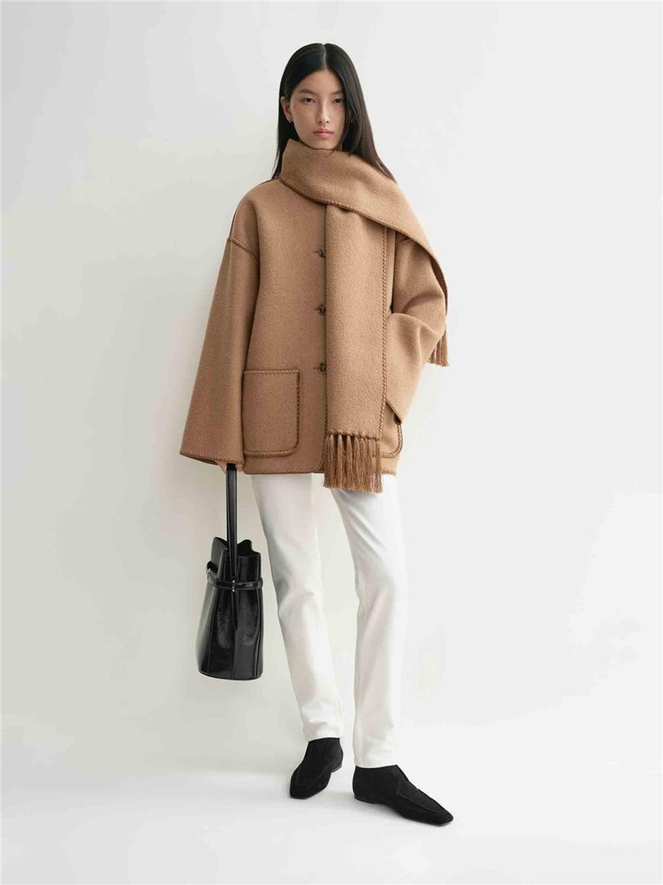 토템 FW24 Coat with embroidered scarf 244-WRO918-FB0292 One Color