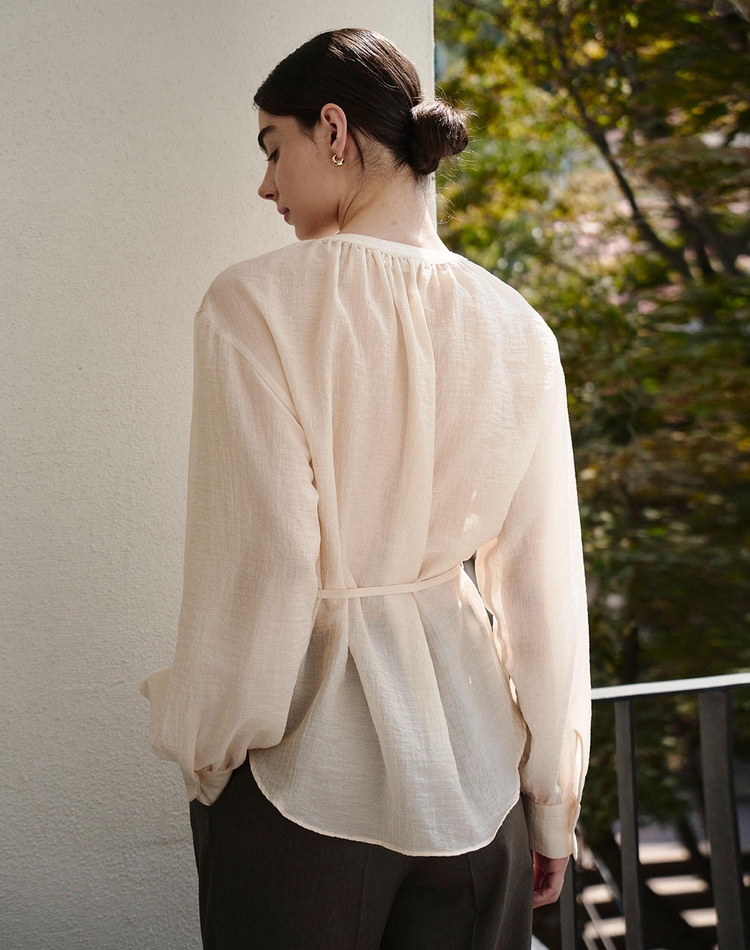 라운드넥 스트랩 블라우스 스킨 베이지 ROUND NECK STRAP BLOUSE SKIN BEIGE