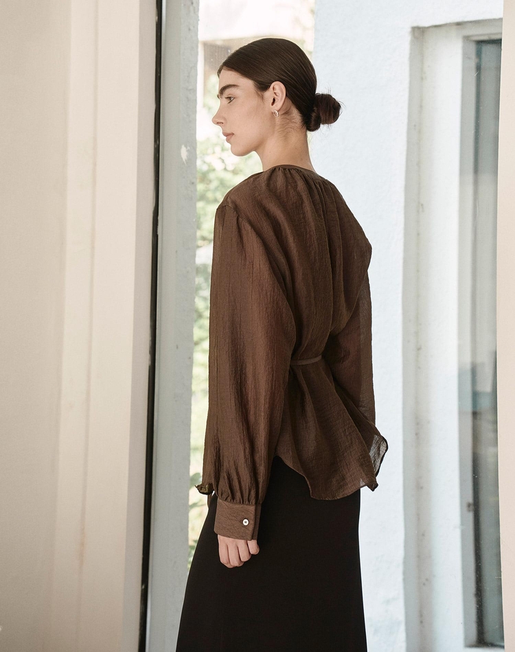 라운드넥 스트랩 블라우스 브라운 ROUND NECK STRAP BLOUSE SKIN BROWN