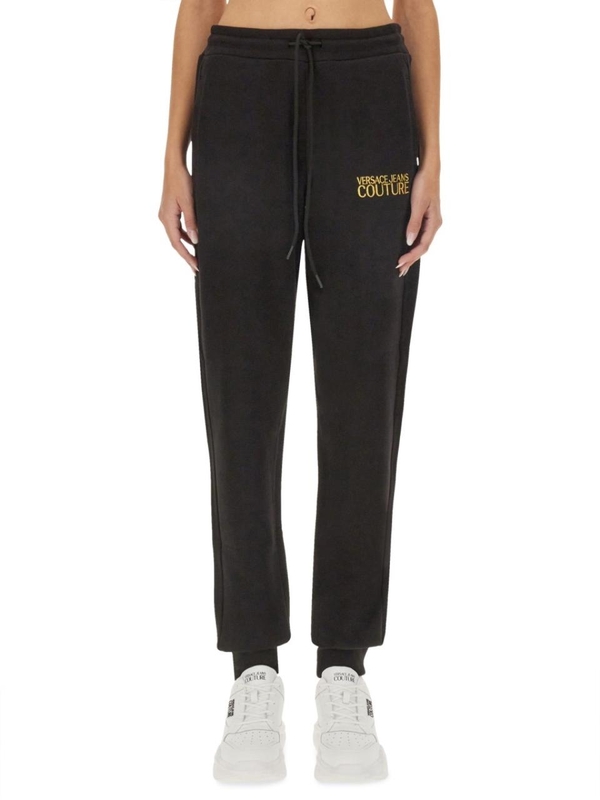 베르사체 진스 꾸뛰르 FW24 JOGGING PANTS WITH LOGO 77HAAT06_CF01TG89 BLACK