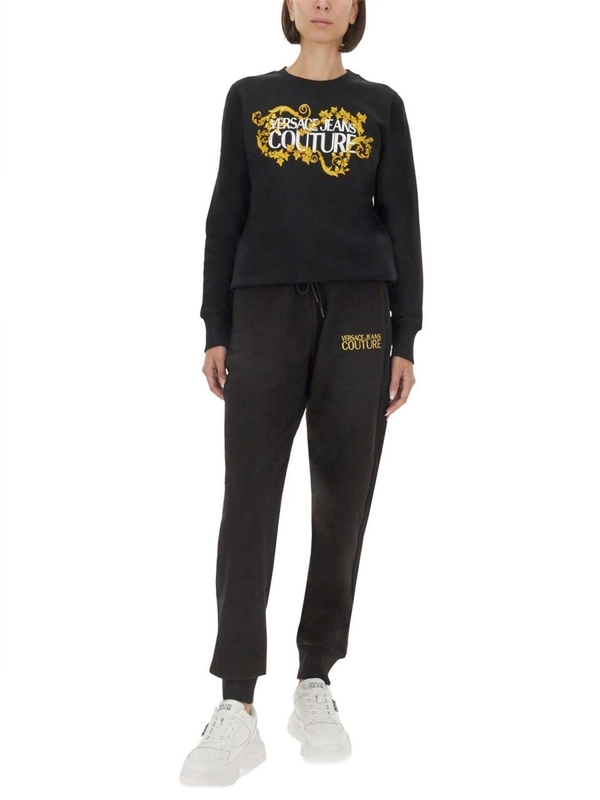 베르사체 진스 꾸뛰르 FW24 JOGGING PANTS WITH LOGO 77HAAT06_CF01TG89 BLACK