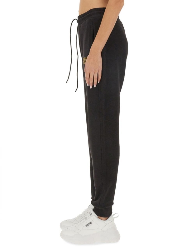 베르사체 진스 꾸뛰르 FW24 JOGGING PANTS WITH LOGO 77HAAT06_CF01TG89 BLACK