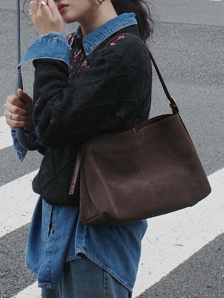 Stroll bag medium suede sepia 스트롤 백 미디움 스웨이드 세피아컬러