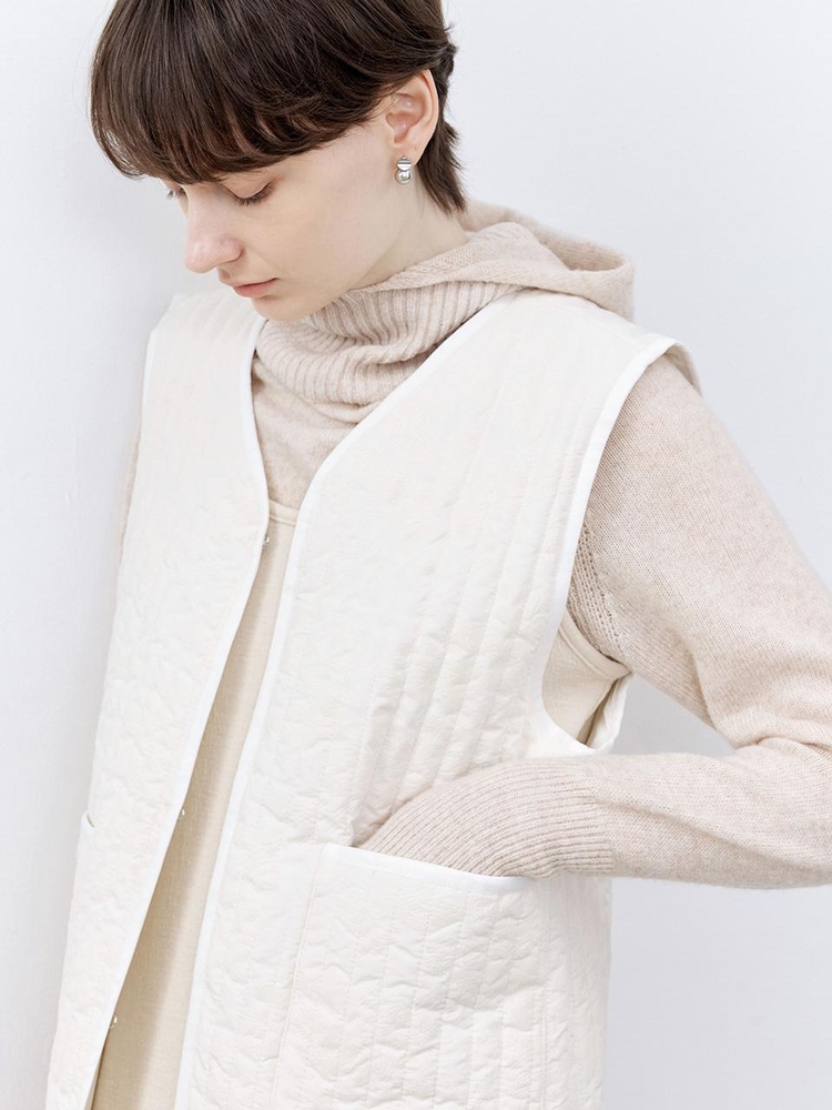 TG_Quilted v-neck vest