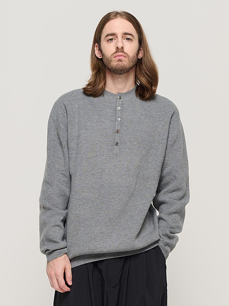 CASH HENLEY NECK SEMI-OVER SOFT KNIT (GRAY)