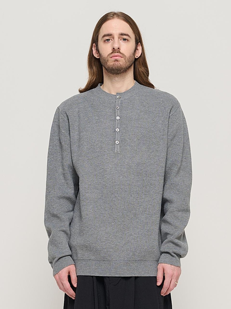 CASH HENLEY NECK SEMI-OVER SOFT KNIT (GRAY)