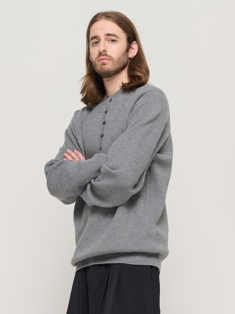 CASH HENLEY NECK SEMI-OVER SOFT KNIT (GRAY)