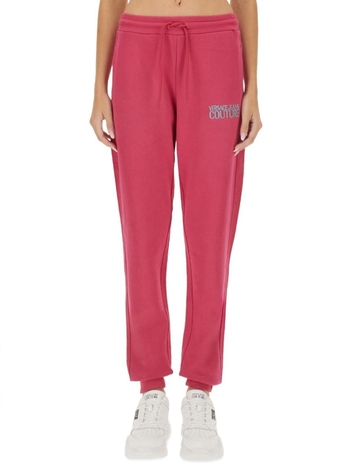 베르사체 진스 꾸뛰르 FW24 JOGGING PANTS WITH LOGO 77HAAT06_CF01T477 FUCHSIA