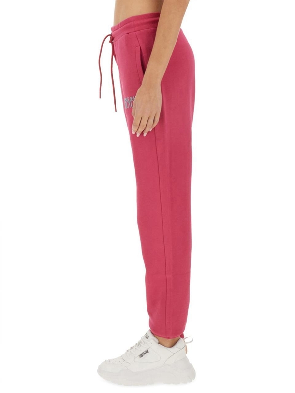 베르사체 진스 꾸뛰르 FW24 JOGGING PANTS WITH LOGO 77HAAT06_CF01T477 FUCHSIA