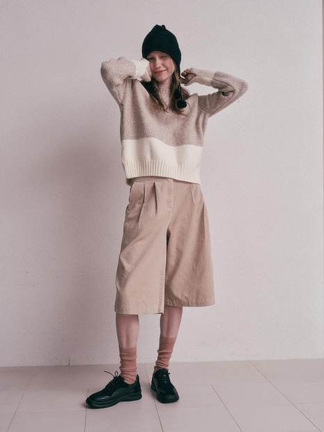 AR_Beige solid color bermuda pants