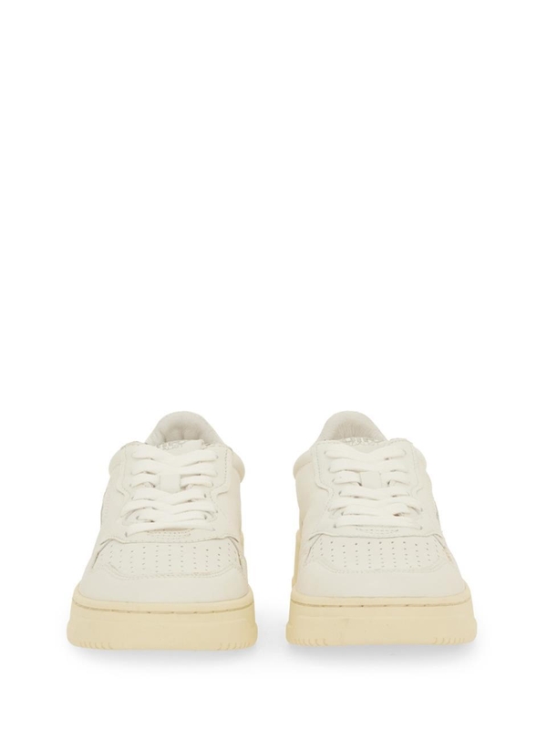 오트리 SS24 MEDALIST LOW SNEAKERS AULW_GG04 WHITE