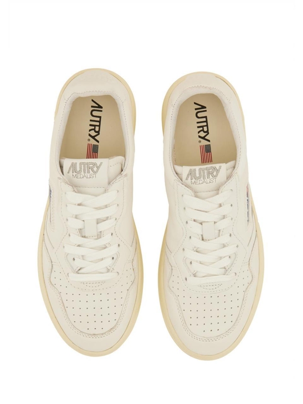 오트리 SS24 MEDALIST LOW SNEAKERS AULW_GG04 WHITE