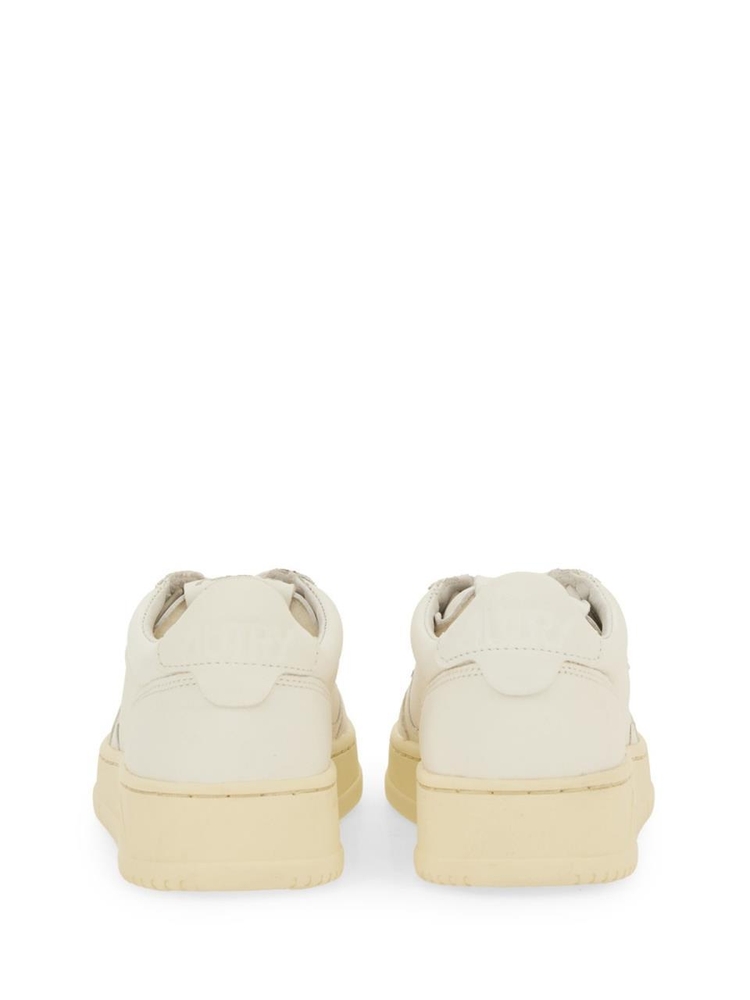 오트리 SS24 MEDALIST LOW SNEAKERS AULW_GG04 WHITE