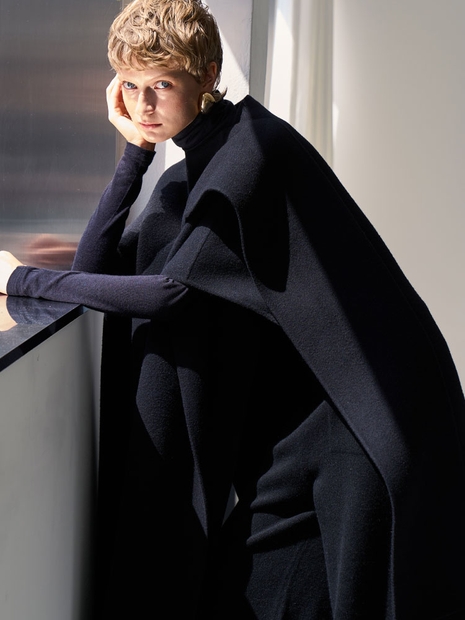 Minimal Classic Cape Type _ Black