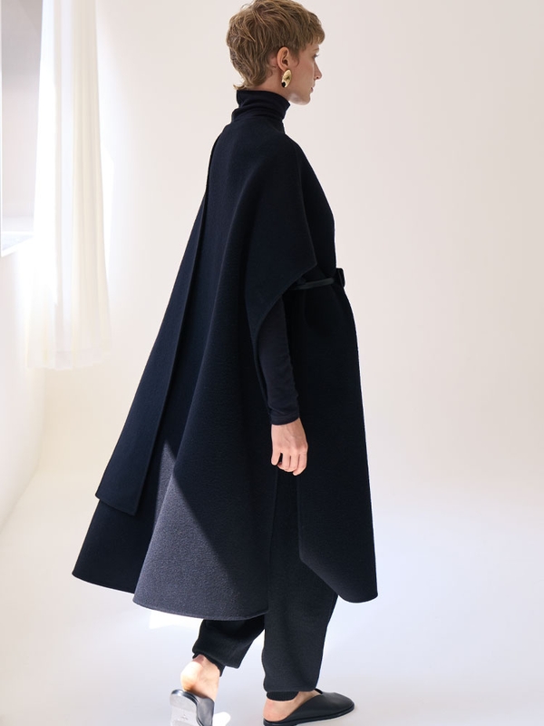 Minimal Classic Cape Type _ Black