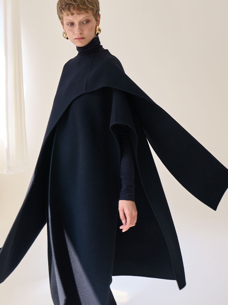 Minimal Classic Cape Type _ Black