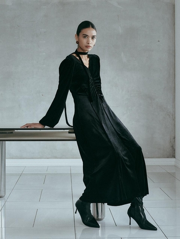 IT_Black velvet long sleeve dress