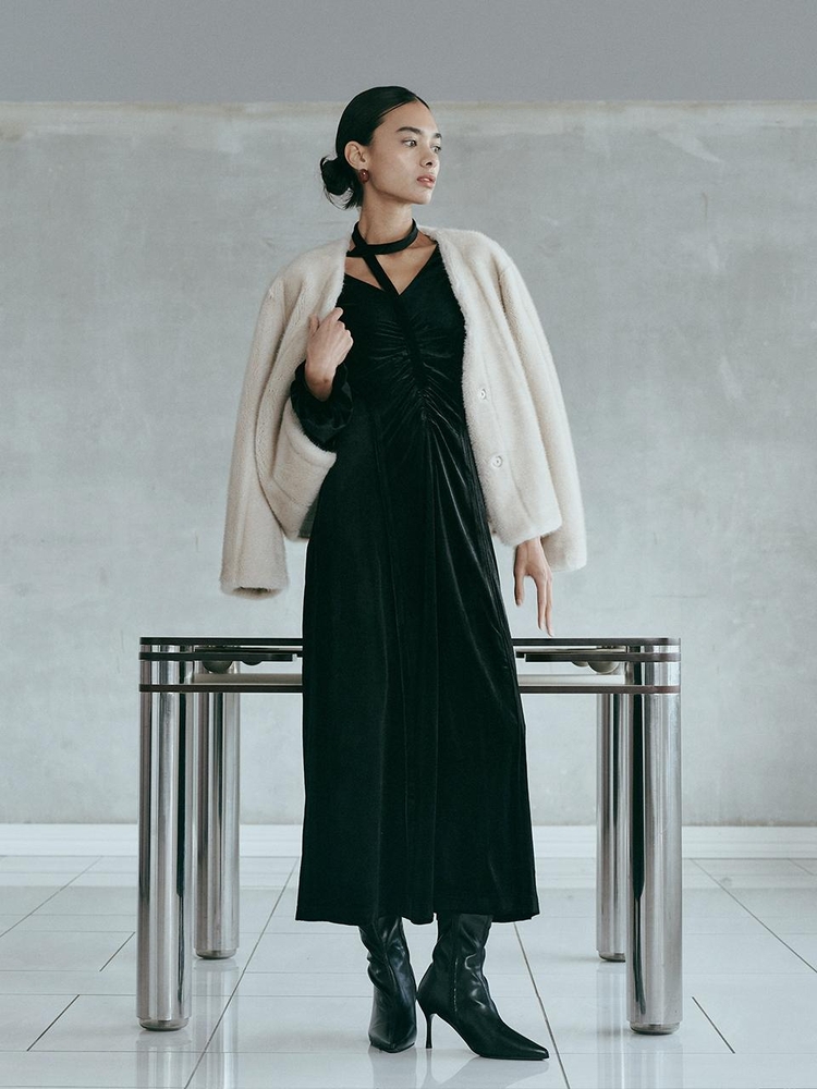 IT_Black velvet long sleeve dress