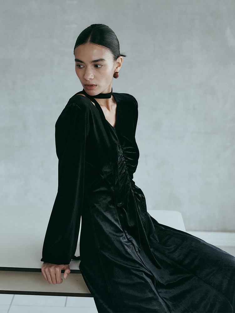 IT_Black velvet long sleeve dress