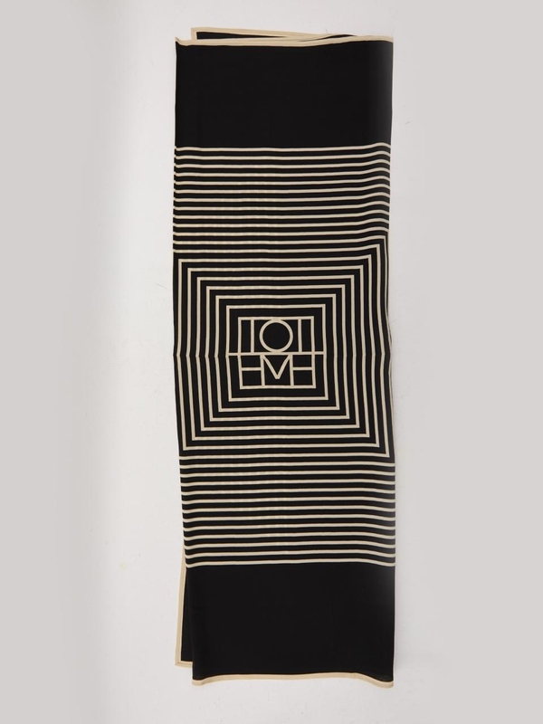 토템 SS25 Centered Monogram scarf 211853_801_902 BLACK