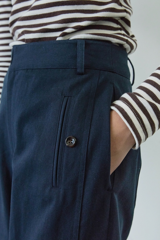 BUTTON POINT COTTON PANTS / NAVY