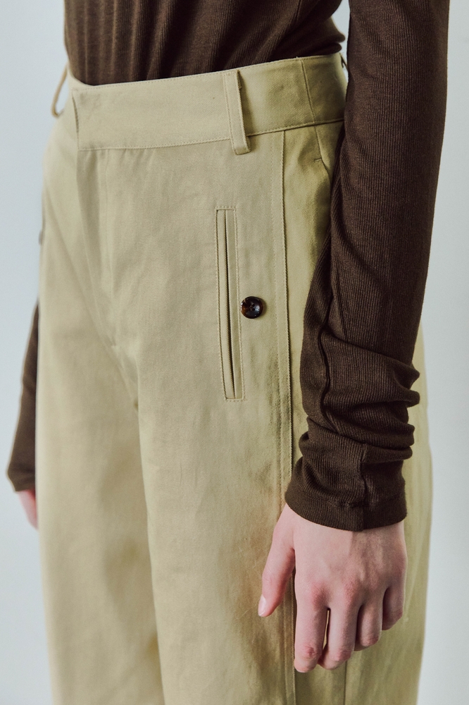 BUTTON POINT COTTON PANTS / BEIGE