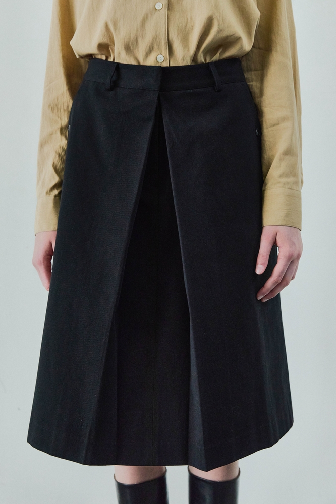 FRONT TUCK MID SKIRTS / BLACK