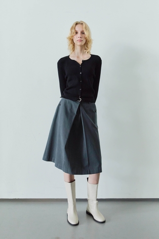 FRONT TUCK MID SKIRTS / CHARCOAL