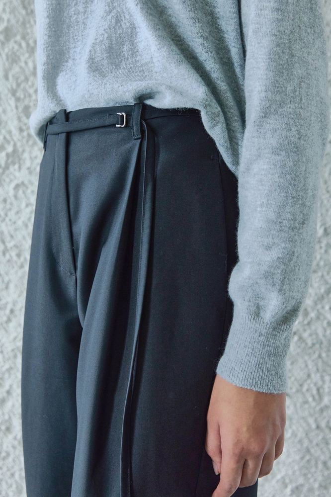 WIDE TUCK BELTED PANTS / CHARCOAL