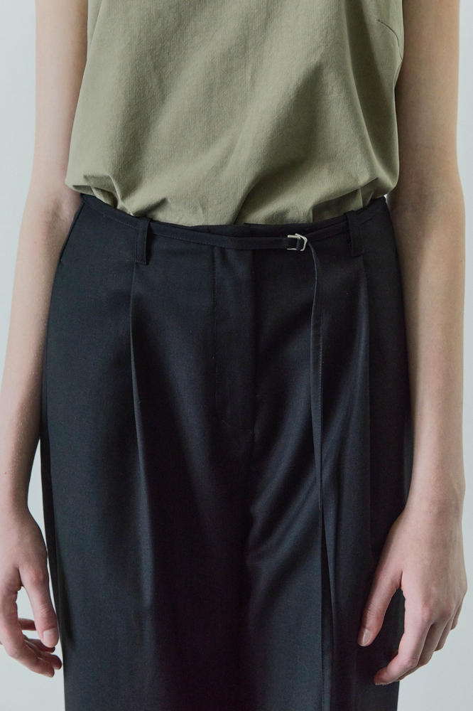 WIDE TUCK BELTED PANTS / BLACK