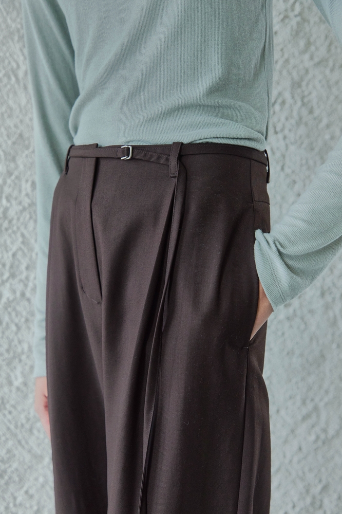 WIDE TUCK BELTED PANTS / DARK BROWN