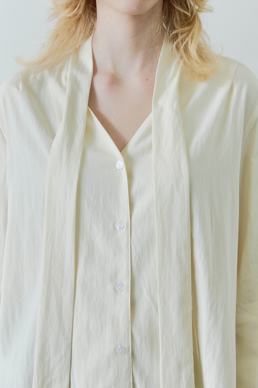 V-NECK TIE BLOUSE / IVORY