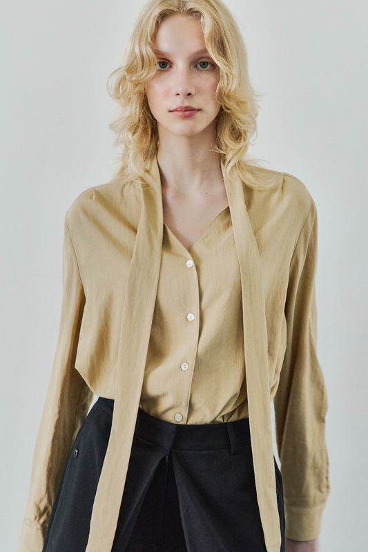 V-NECK TIE BLOUSE / BEIGE