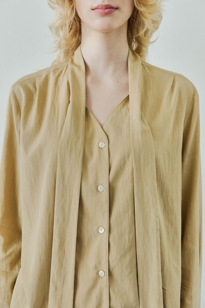 V-NECK TIE BLOUSE / BEIGE