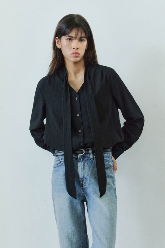 V-NECK TIE BLOUSE / BLACK 