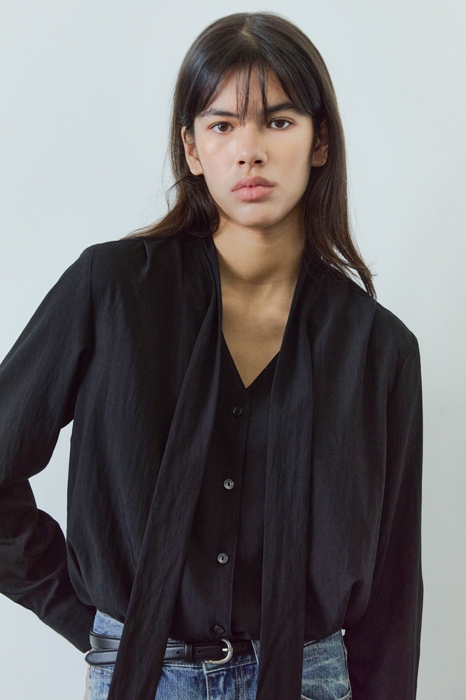 V-NECK TIE BLOUSE / BLACK 