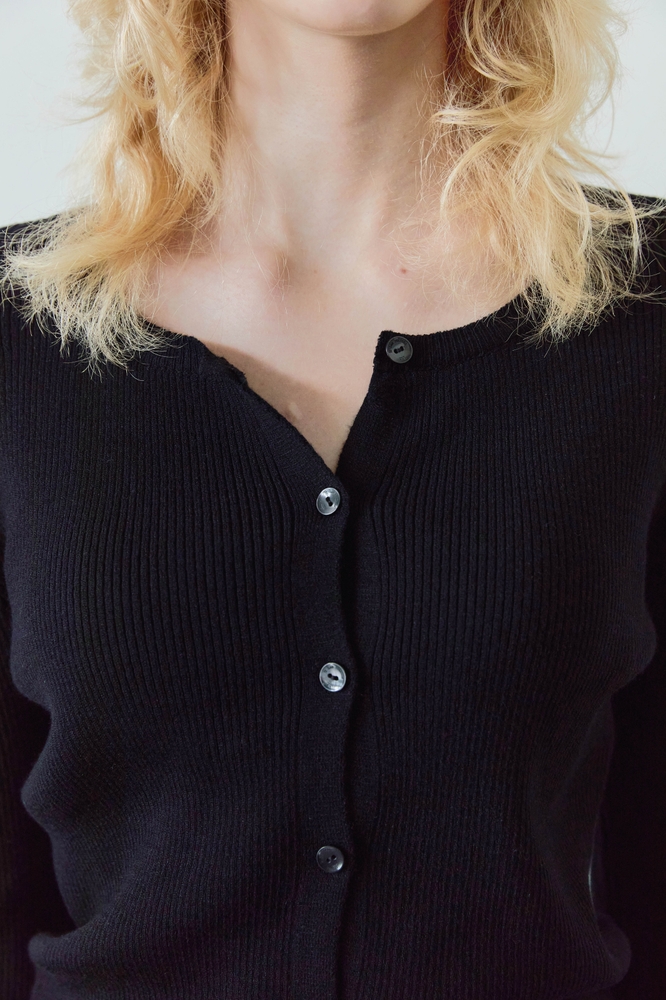 RIBBED KNIT CARDIGAN / BLACK