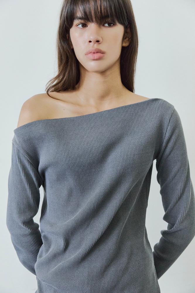 OFF-SHOULDER RIBBED T-SHIRTS / CHARCOAL