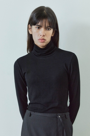 BUTTON DETAILED TURTLE-NECK / BLACK