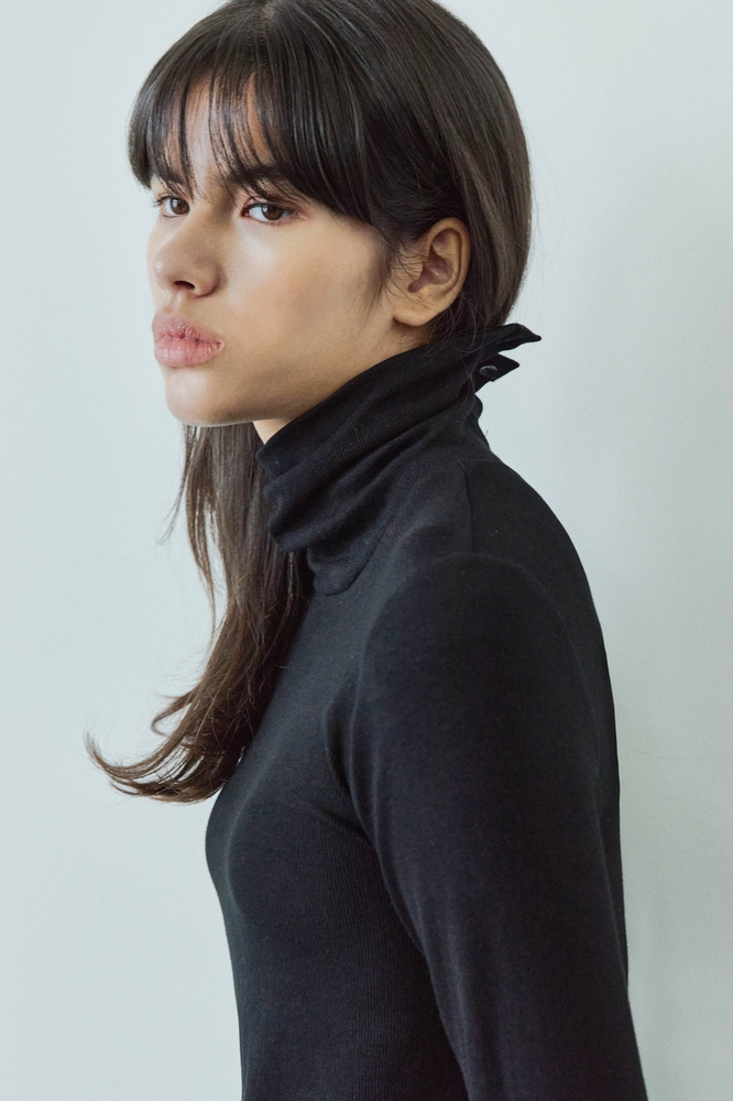 BUTTON DETAILED TURTLE-NECK / BLACK