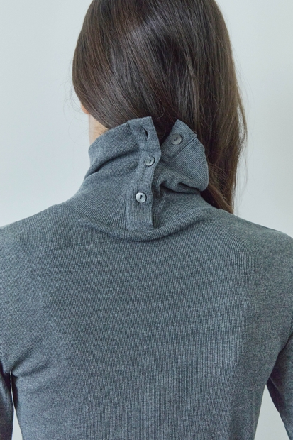 BUTTON DETAILED TURTLE-NECK / CHARCOAL