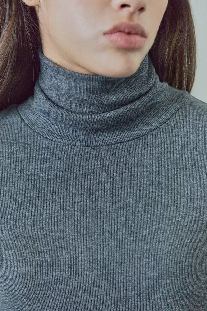 BUTTON DETAILED TURTLE-NECK / CHARCOAL