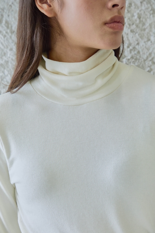 BUTTON DETAILED TURTLE-NECK / IVORY