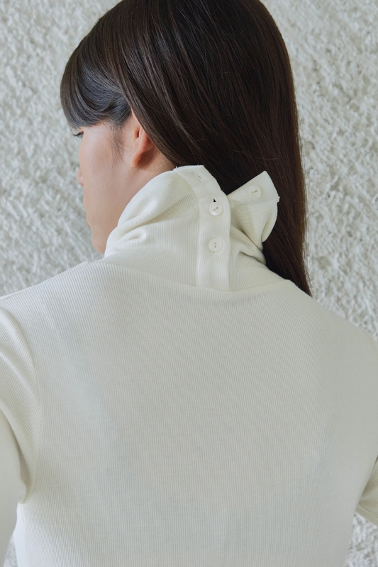 BUTTON DETAILED TURTLE-NECK / IVORY