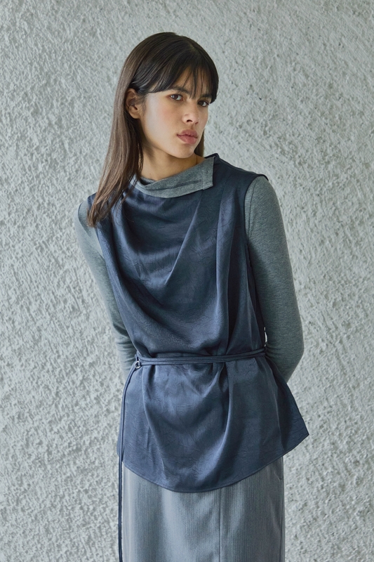  DRAPED SATIN SLEEVELESS TOP / BLUE GREY