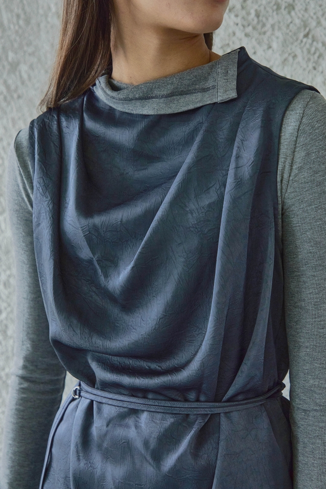  DRAPED SATIN SLEEVELESS TOP / BLUE GREY