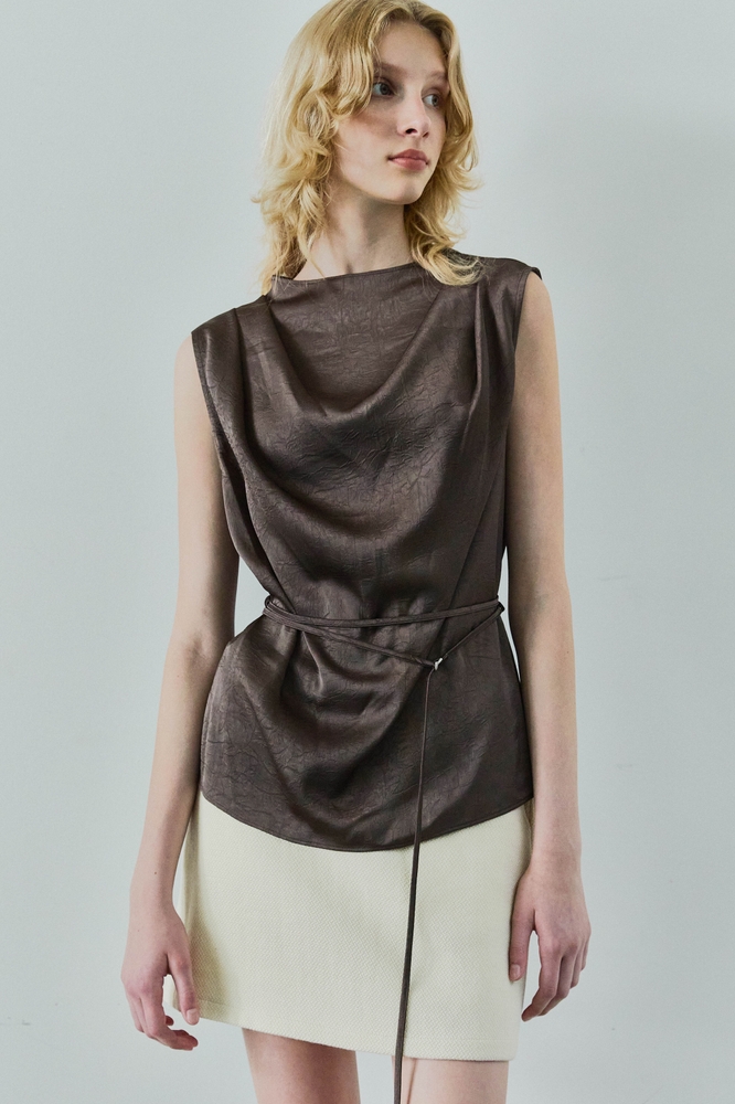  DRAPED SATIN SLEEVELESS TOP / BROWN